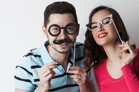 夫妇戴着派眼镜胡子趣的夫妇着派眼镜棍子上的胡子背景图片