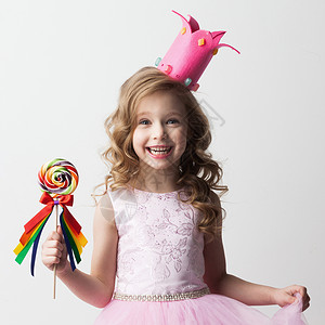 糖果公主女孩美丽的糖果公主女孩皇冠上着大棒棒糖微笑图片