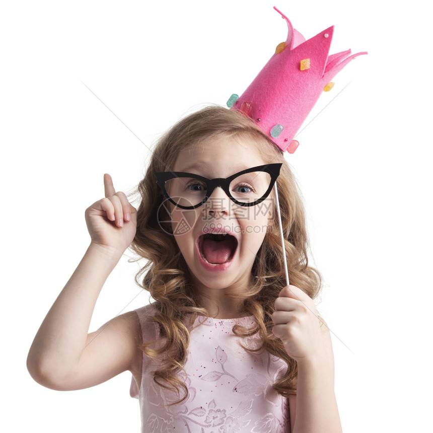 聪明的公主女孩说话趣的公主女孩穿着粉红色的衣服皇冠,着派眼镜,用手指说些聪明的话图片