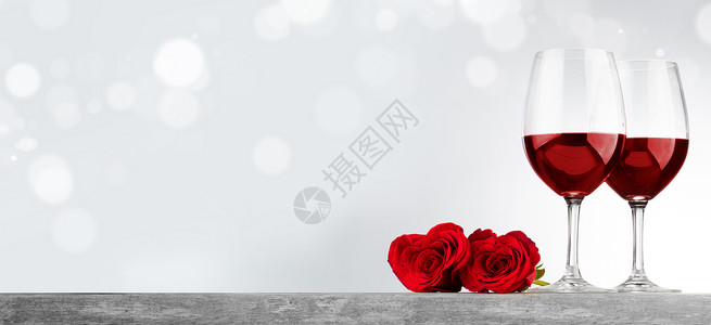 两杯红酒心形玫瑰,情人节图片