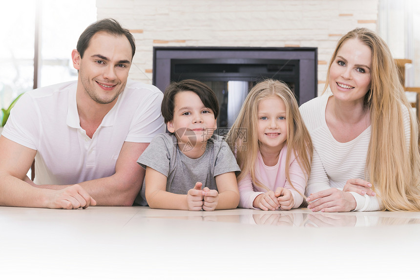 家庭肖像四个人家庭的肖像与孩子家里的烟囱背景图片