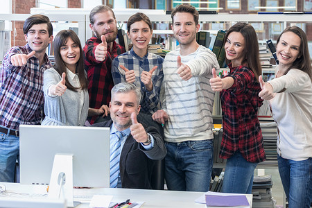 商业人士竖大拇指群穿着便装的商人办公室竖大拇指图片