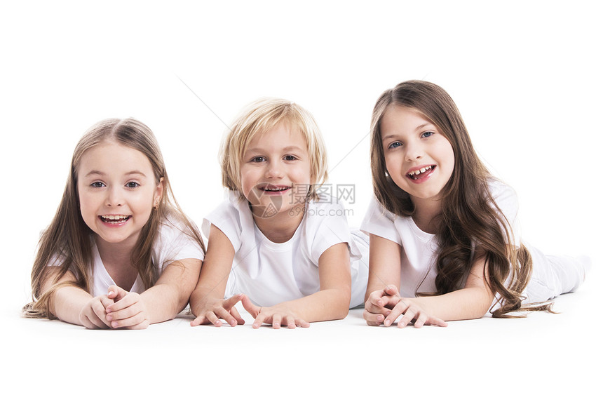 快乐的孩子白色上被隔离快乐的微笑三个穿着白色衣服的孩子躺白色背景上地板上图片