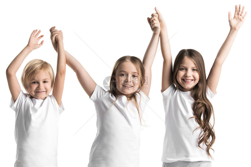 快乐的孩子白色上被隔离三个穿着白色衣服的孩子微笑着,举双手,孤立白色的背景上图片
