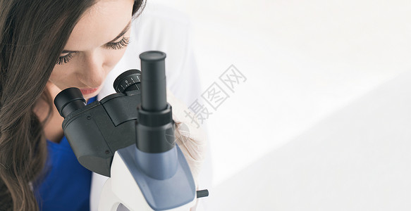 带显微镜的女科学家显微镜实验室工作的女科学家图片
