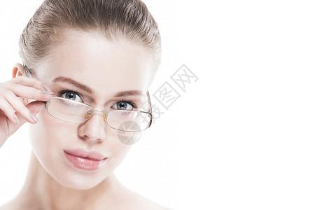 戴眼镜的女人轻完美女人白色背景上隔离的眼镜中的肖像图片