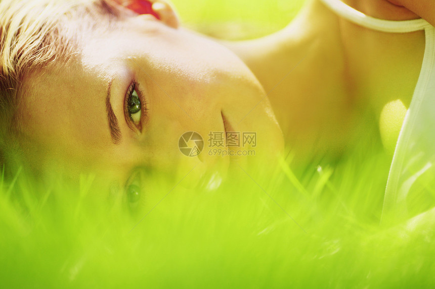 女人紧紧地躺草地上女人躺草地上图片