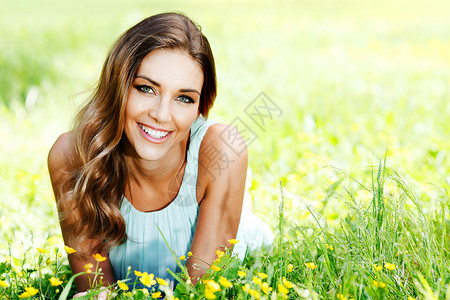 穿着蓝色连衣裙的漂亮轻女人躺草地上穿着蓝色连衣裙的女人躺草地上图片