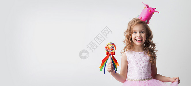 糖果公主棒棒糖皇冠上的小公主女孩着个大螺旋装饰的棒棒糖图片