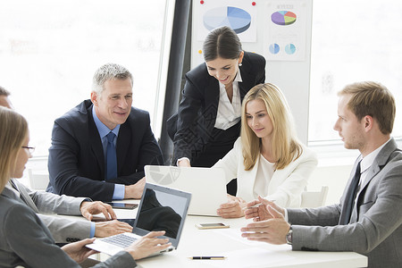 商业伙伴会议用笔记本电脑桌子上交谈的商业伙伴会议图片