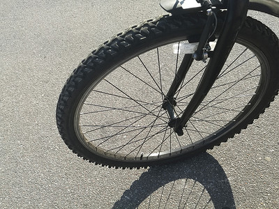 沥青上的前自行车轮自行车轮图片