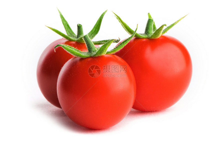 三个西红柿白色三个小的新鲜西红柿,绿叶白色背景上分离图片