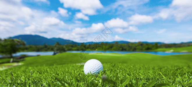 球场上的高尔夫球球场上的高尔夫球,背景上山的美丽景观图片