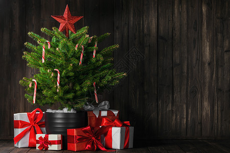诞快乐卡诞贺卡与装饰诞树黑暗的木制背景背景图片