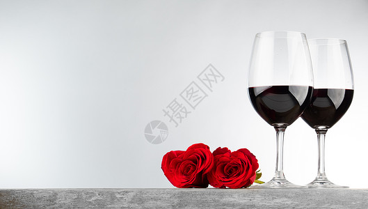 葡萄酒玫瑰两杯红酒心形玫瑰,情人节图片
