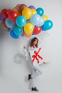 带气球的快乐女人快乐的女人许多五颜六色的气球礼品盒图片