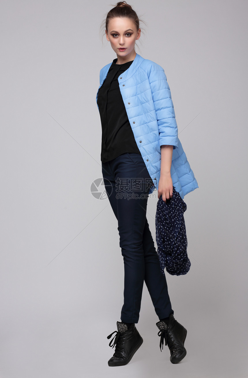 女模特工作室里摆姿势时尚,夹克,蓝色青图片