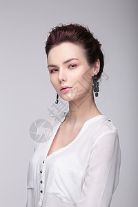 时尚的女人肖像时尚件白色衬衫大耳环图片