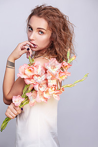 个轻女人带着花的时尚肖像图片