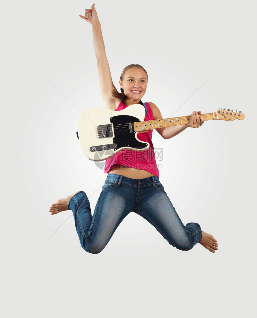 轻的女人电吉他上弹跳图片