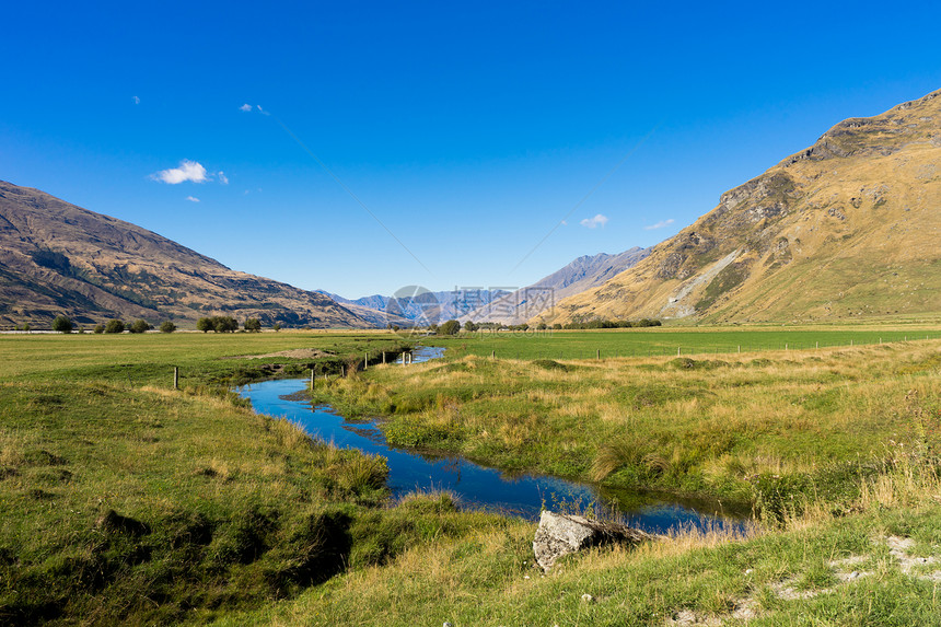 风景如画新西兰阿尔卑斯山溪流的自然景观图片