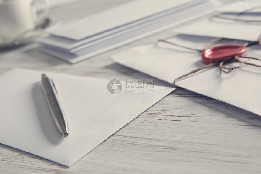 桌子上印章的信件旧的邮政与信封与蜡密封木制表图片