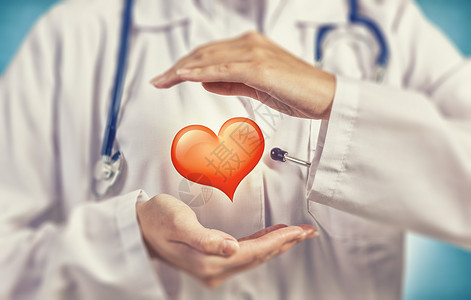 健康的心脏女医生手捧心脏图片