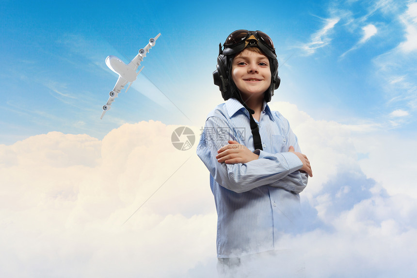 飞行员头盔中小男孩的形象,背景为飞行飞机图片