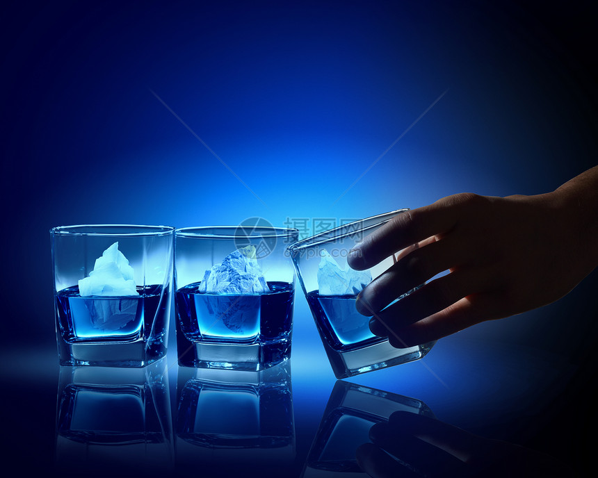 三杯蓝色液体三杯带冰山的蓝色液体图片
