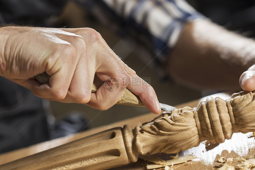 木匠的手与切割机他的工作室工作图片