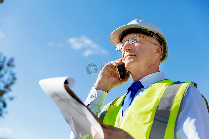 建筑工地的工程师建设者工程师建筑工人施工场景穿着安全背心记事本图片