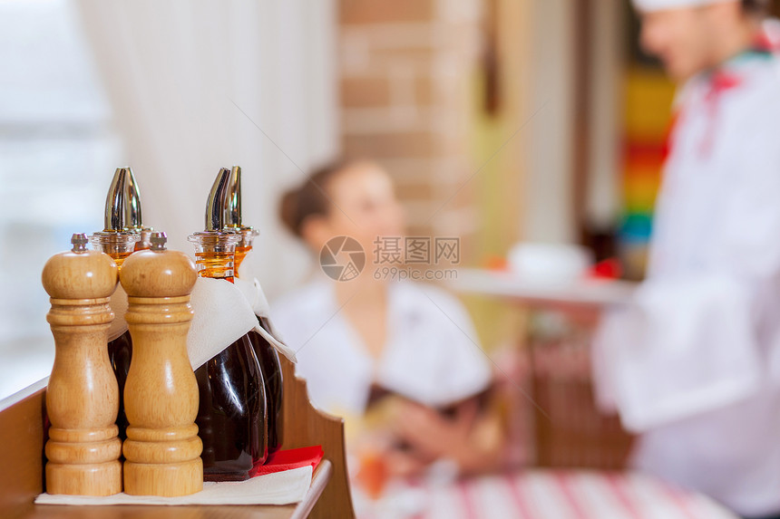 餐厅的轻女人轻的女人坐餐馆里图片