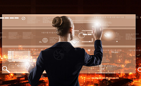 创新技术女商人触摸媒体屏幕图标的后视镜背景图片
