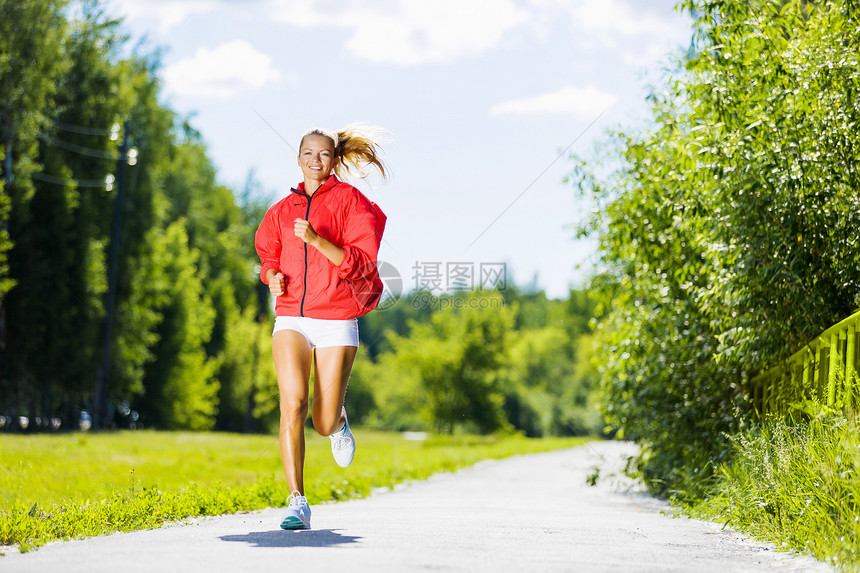 运动女孩轻迷人的女人户外跑步的形象图片