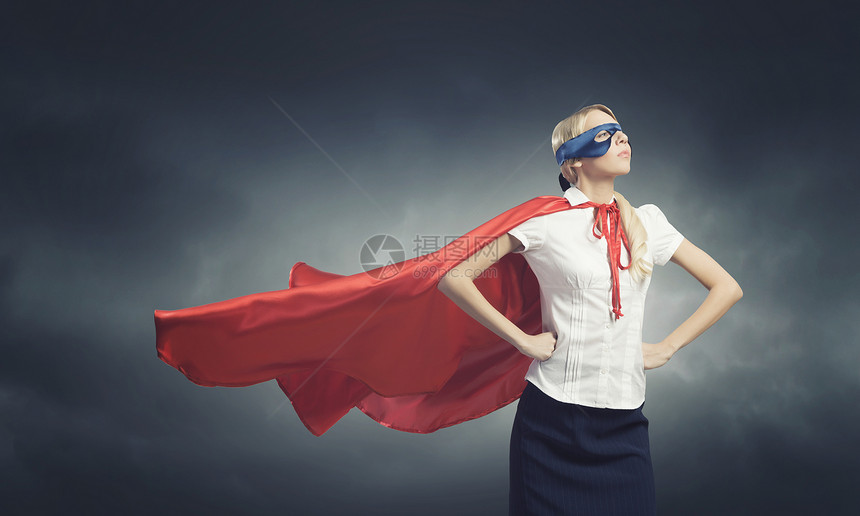 超级女人穿着红色斗篷具的轻自信的女人图片