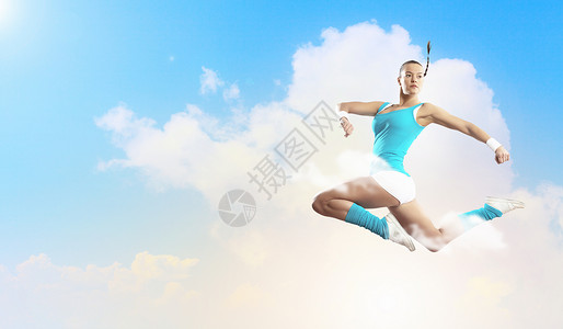 吊环云运动员运动女跳跃的形象多云背景下跳跃的运动女孩的形象背景