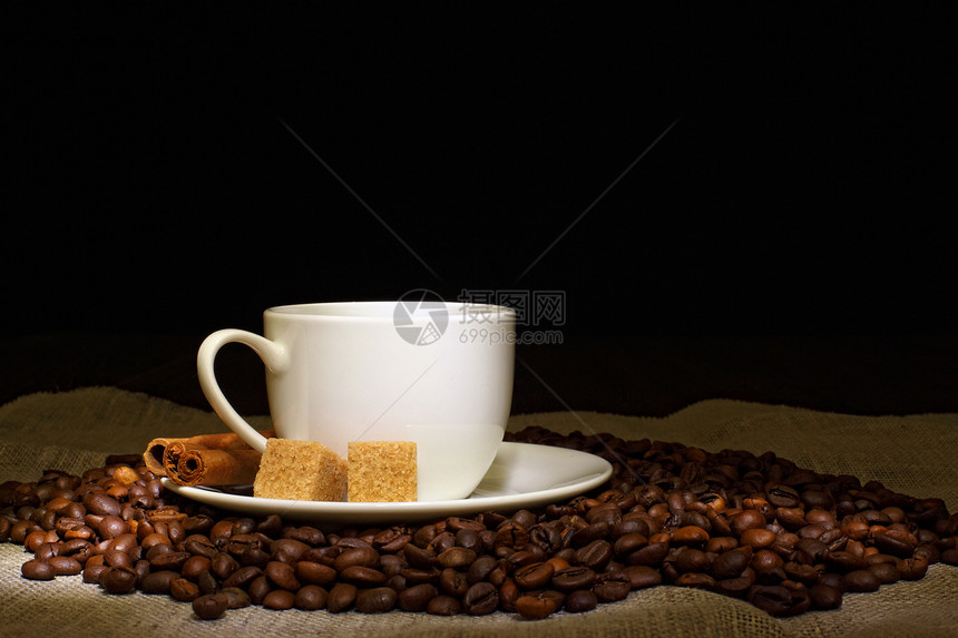 咖啡豆白色杯子的形象图片