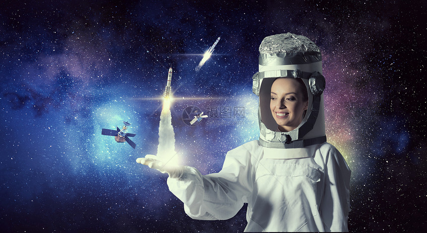 梦想探索太空头戴纸箱的轻女人想象她宇航员图片
