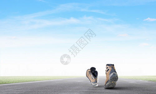 徒步旅行冒险双徒步旅行者靴子走通往城市的路上图片