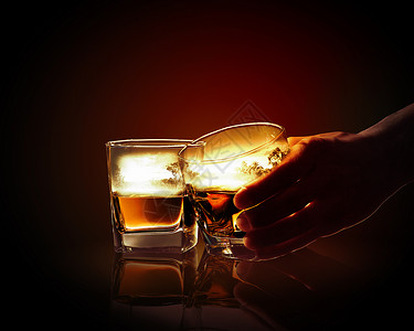 两杯威士忌手着两杯威士忌中的杯,自然插图图片