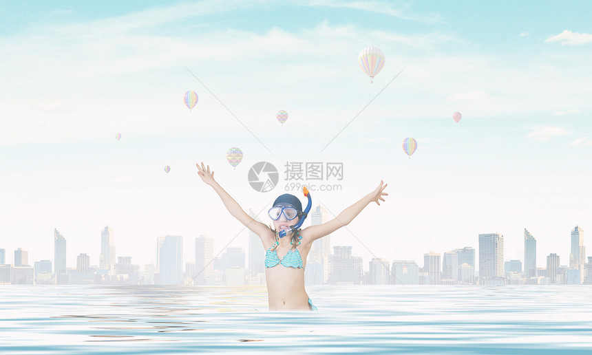 伟大的暑假戴着潜水具的女孩水里跳图片