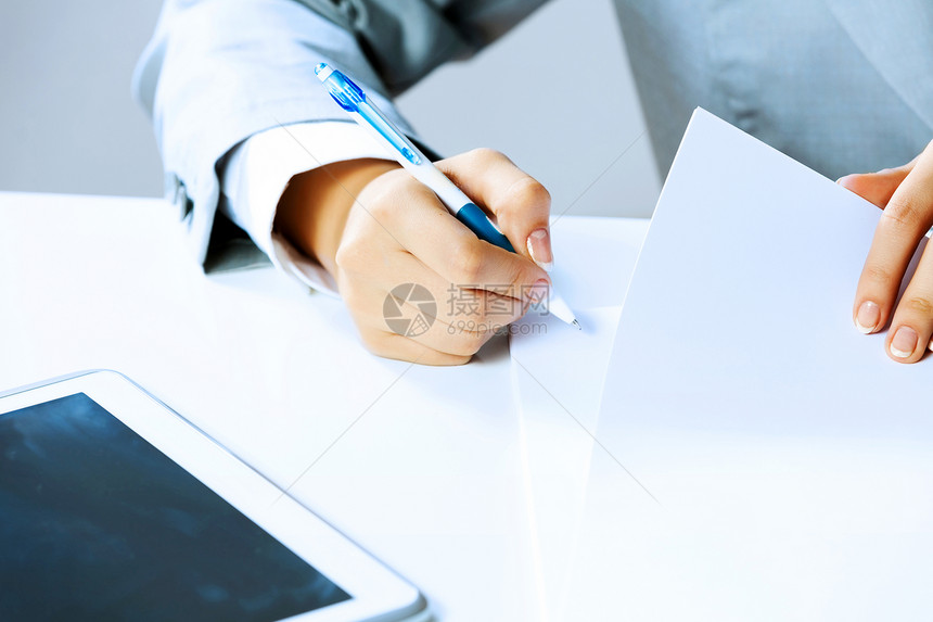 签署文件特写女商人手签名文件的形象图片