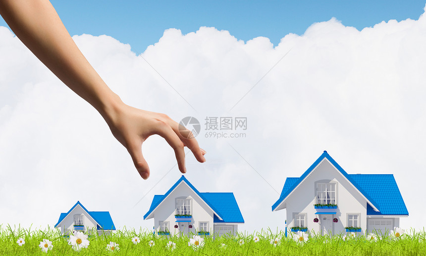 人的手抓住画纸屋上手捡回家图片