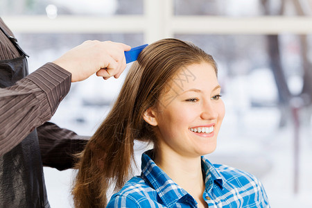 美容院理发师男理发师椅子上的轻女人图片