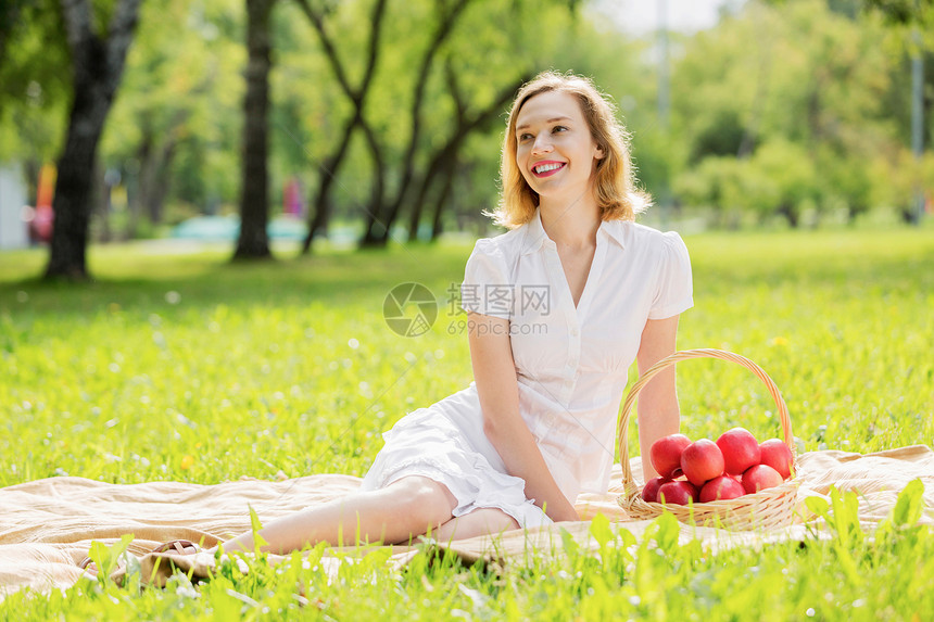 带苹果的女孩夏天公园里带着苹果的轻漂亮女人图片