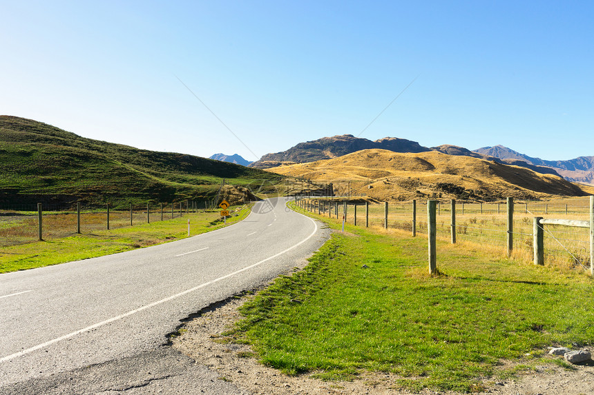 风景如画新西兰阿尔卑斯山道路的自然景观图片