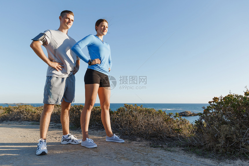 轻夫妇海滩训练轻夫妇海滩训练锻炼图片