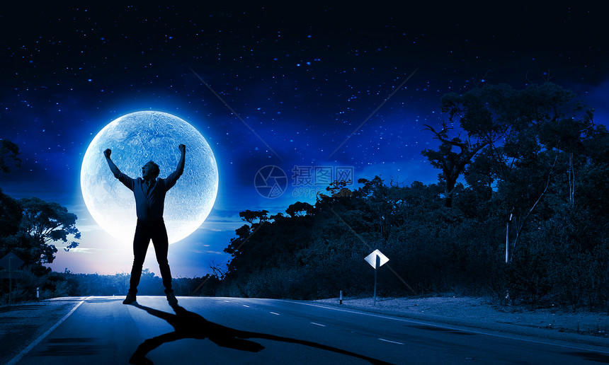 人满月轻的尖叫男子晚上与大满月背景图片