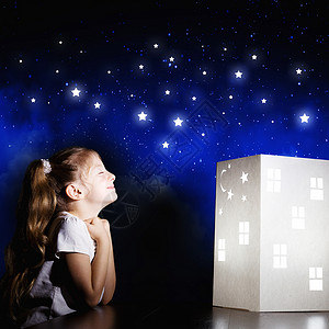 晚上梦可爱的小女孩看着房子的模型梦想图片