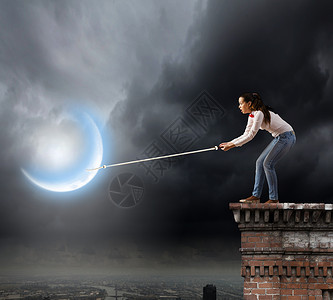 女孩靠着月亮女人抓月亮轻的女人穿着休闲的绳子抓月亮背景
